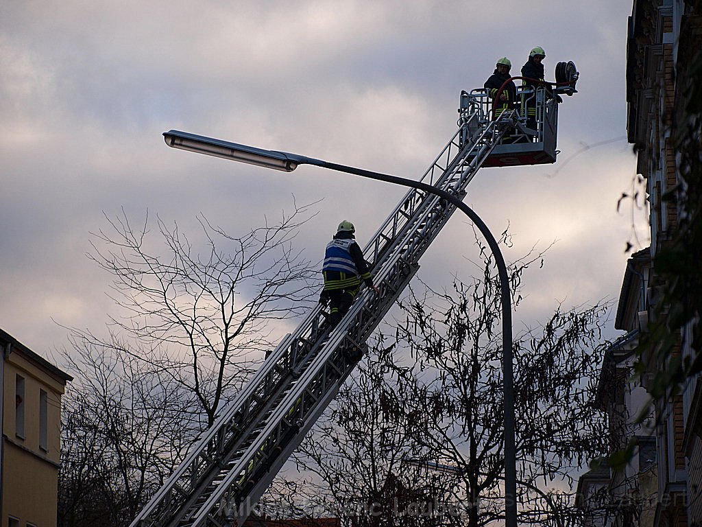 Einsatz Feuerwehr SEK Polizei Koeln Nippes Merheimerstr P147.JPG